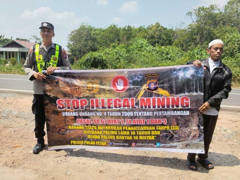 PERSONEL POLSEK PULAU PETAK LAKSANAKAN SOSIALISASI ILEGAL MINING KE MASYARAKAT GUNA PENCEGAHAN TAMBANG LIAR DI WILAYAH KECAMATAN PULAU PETAK