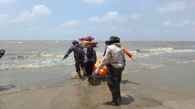 EVAKUASI DUA JENAZAH DI PESISIR SERUYAN, KEDUANYA MENGENAKAN LIFE JACKET BERTULISKAN KM VIRGO TRANSPORT 8