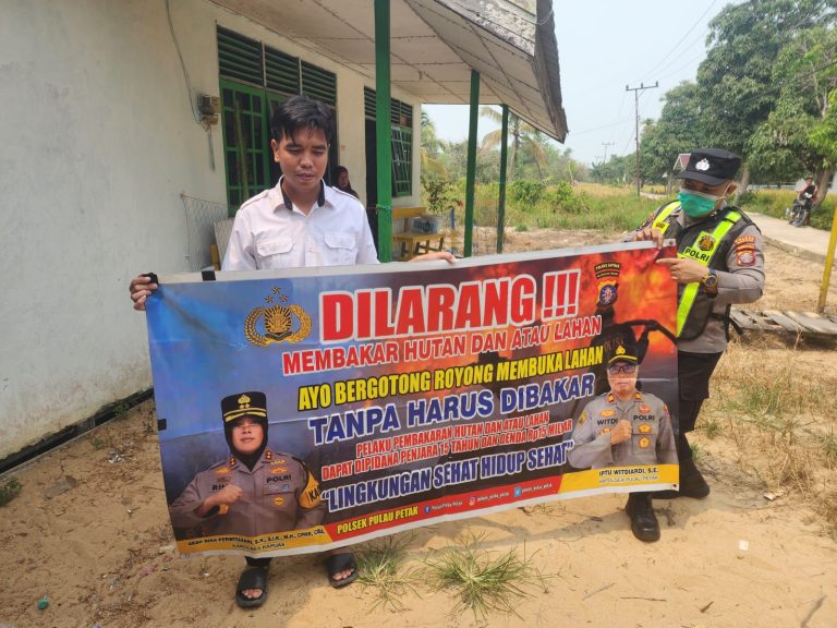 DALAM UPAYA PENCEGAHAN KEBAKARAN HUTAN DAN LAHAN, PERSONEL POLSEK PULAU PETAK SOSIALISASIKAN SANKSI PIDANA PELAKU KARHUTLA KE MASYARAKAT KECAMATAN PULAU PETAK