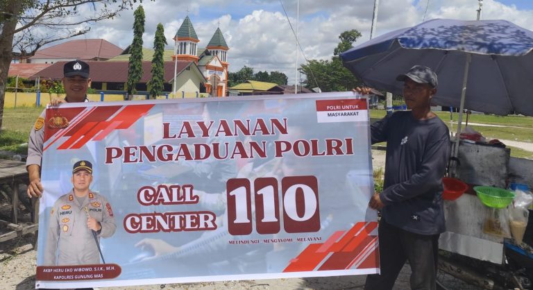 Percepat Respon Aduan Masyarakat, Personel Polsek Sepang Sebar Sticker dan Spanduk Layanan 110
