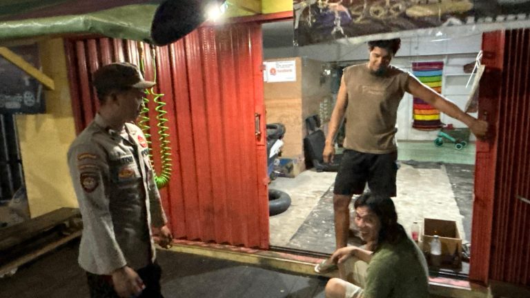 Polsek Jelai Tingkatkan Kehadiran Malam Hari melalui KRYD, Sampaikan Imbauan Kamtibmas dan Layanan 110