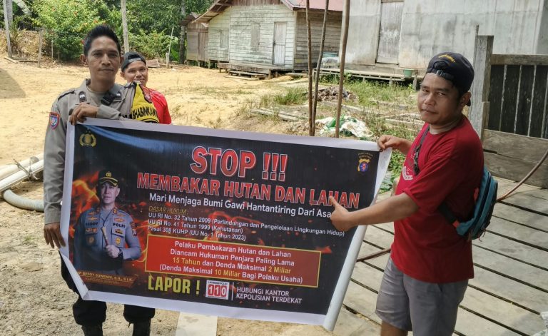 CEGAH KARHUTLA, BHABINKAMTIBMAS TUMBANG DARAP SAMBANGI WARGA DAN SOSIALISASIKAN MAKLUMAT KAPOLDA