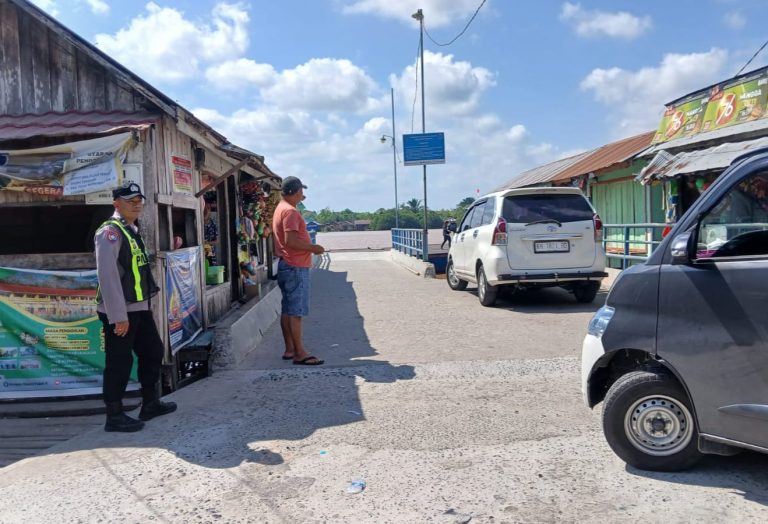 Utamakan Keselamatan Pelayaran, Polsek Kapuas Barat Laksanakan Patroli dan Imbauan Transportasi Air di Dermaga Feri Desa Saka Mangkahai