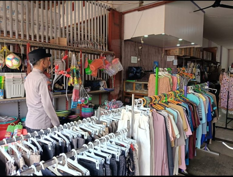 Personel Polsek Manuhing Beri Rasa Aman di Pusat Keramaian