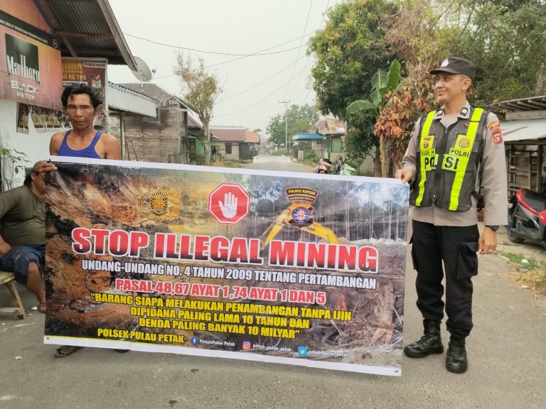 PERSONEL POLSEK PULAU PETAK LAKSANAKAN SOSIALISASI ILEGAL MINING KE MASYARAKAT GUNA PENCEGAHAN TAMBANG LIAR DI WILAYAH KECAMATAN PULAU PETAK