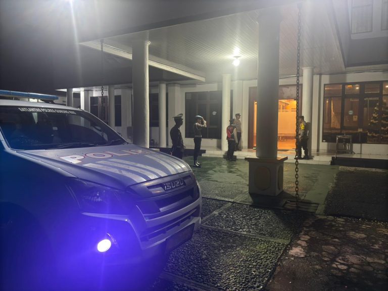 Hadirkan Rasa Aman, Personel Polres Gunung Mas Sambangi Warga Malam Hari