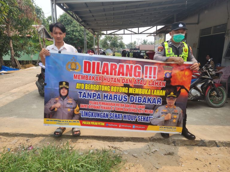 DALAM UPAYA PENCEGAHAN KEBAKARAN HUTAN DAN LAHAN, PERSONEL POLSEK PULAU PETAK SOSIALISASIKAN SANKSI PIDANA PELAKU KARHUTLA KE MASYARAKAT KECAMATAN PULAU PETAK