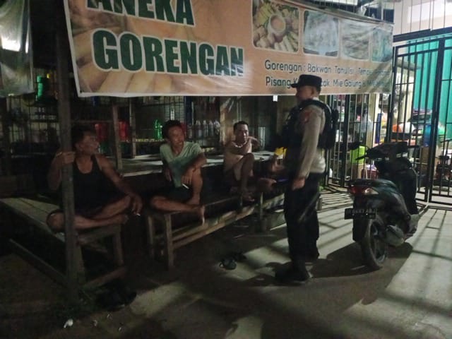 Tingkatkan Kesiagaan, Personel Polsek Manuhing Beri Arahan Strategis bagi Awak Pos Kamling Tumbang Talaken
