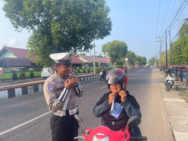 PAGI HARI SATLANTAS POLRES SERUYAN BAGIKAN PESAN KESELAMATAN KEPADA PENGGUNA JALAN