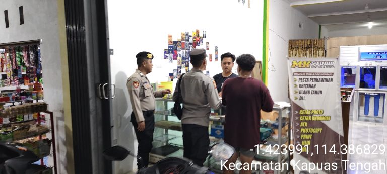 SEMBARI PATROLI KE PEMUKIMAN PENDUDUK DESA HURUNG PUKUNG, POLSEK KAPUAS TENGAH INGATKAN WARGA BAHAYA BERITA HOAX LEWAT DIALOGIS KAMTIBMAS