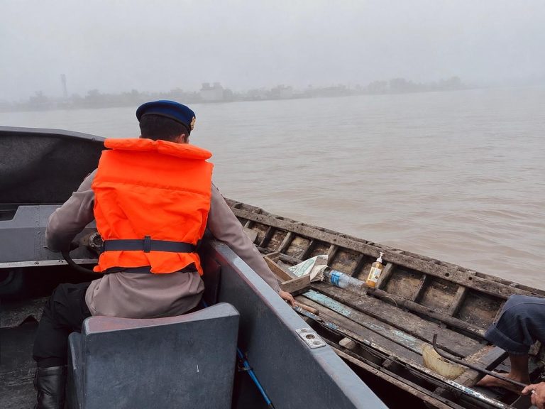 SATPOLAIRUD POLRES KAPUAS BANTU TARIK ALKON MASYARAKAT YANG MOGOK
