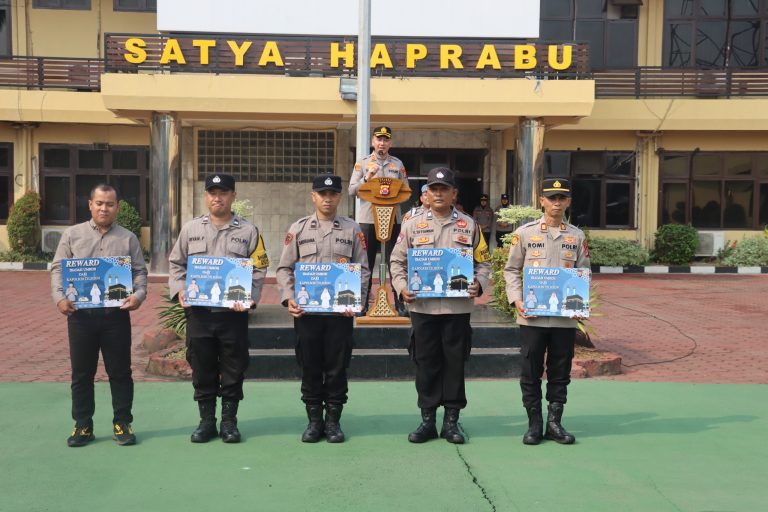 Kapolres Cilegon Beri Reward Umrah dan Wisata Religi kepada Lima Personel Berprestasi