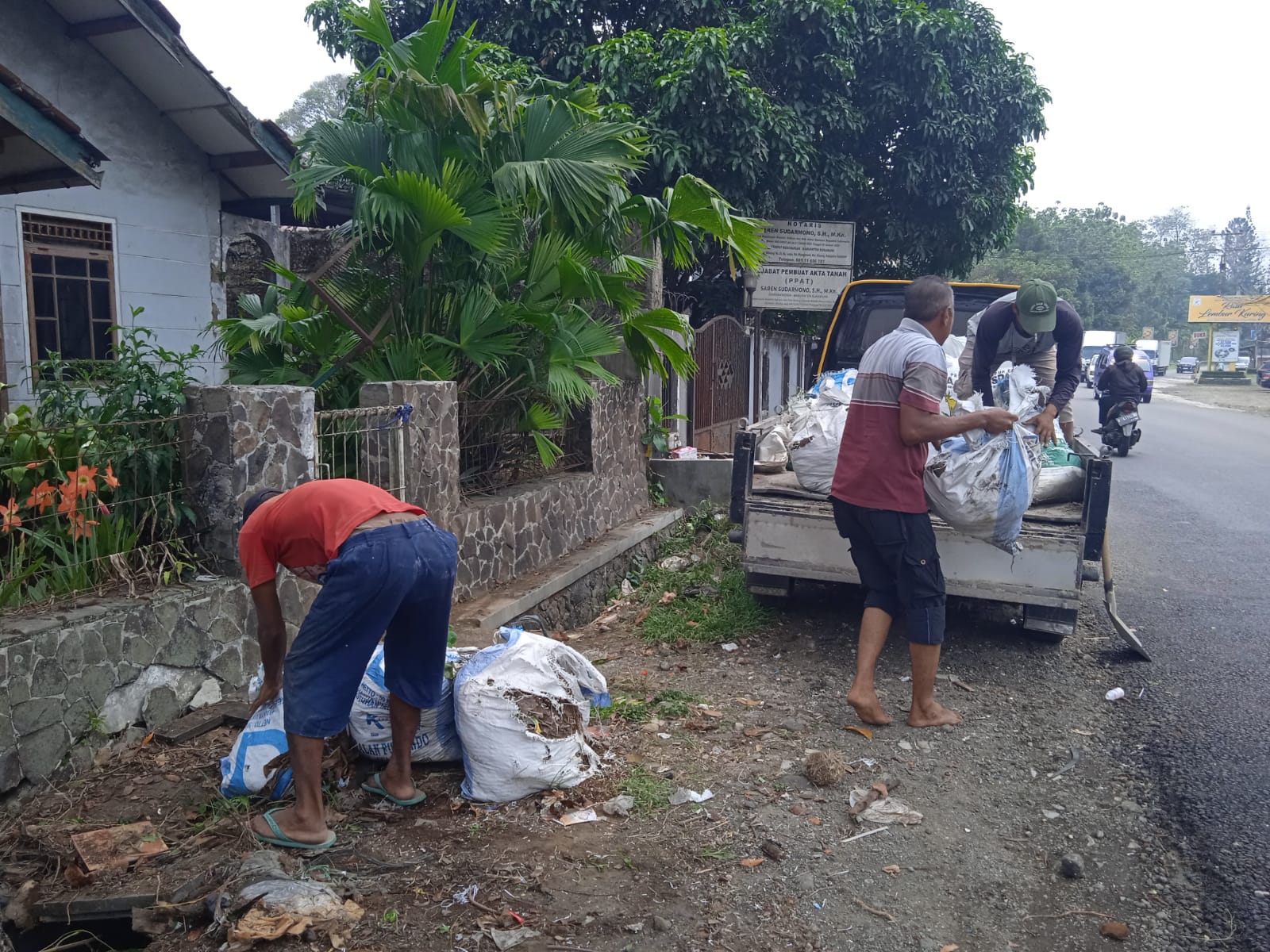 Jajaran Pengurus DPD Partai Gerakan Rakyat Sukabumi Gelar Kerja Bakti di Sekretariat Legos Cicurug