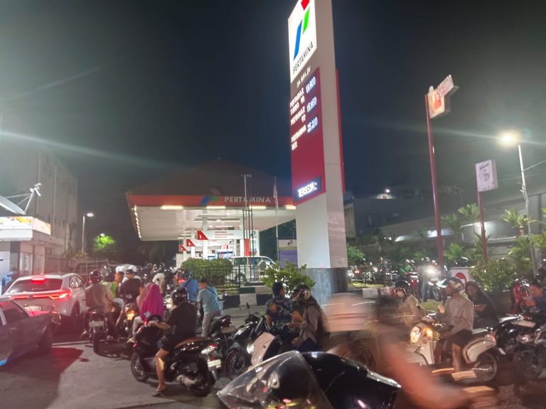 Antrean BBM di Bali Mengular hingga Malam Hari Bikin Warga Ngantre hingga 1 Jam: Kami Butuh Kepastian Bukan Sekedar Janji Normalisasi