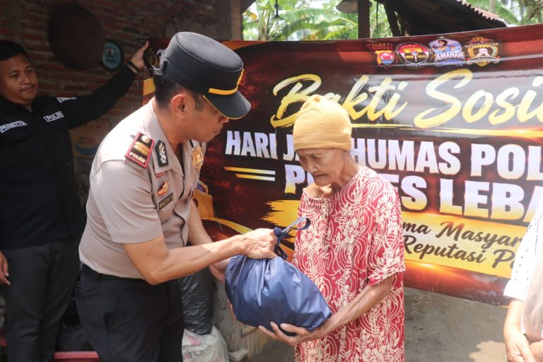Sambut Hari Jadi Humas Polri ke-75, Si Humas Polres Lebak Gelar Bakti Sosial Bagikan Paket Sembako