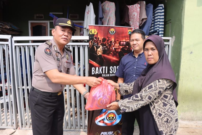 Sambut HUT ke-75 Humas Polri, Polres Bangka Barat Salurkan Bantuan Sosial kepada Warga Tanjung