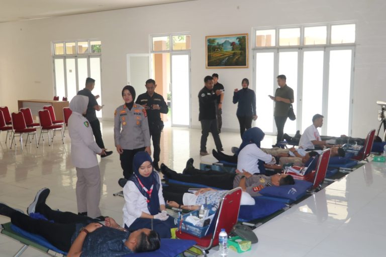 Kapolres Lebak Tinjau Langsung Langsung Pelaksanaan Donor Darah Sambut Hari Jadi Humas Polri ke-75