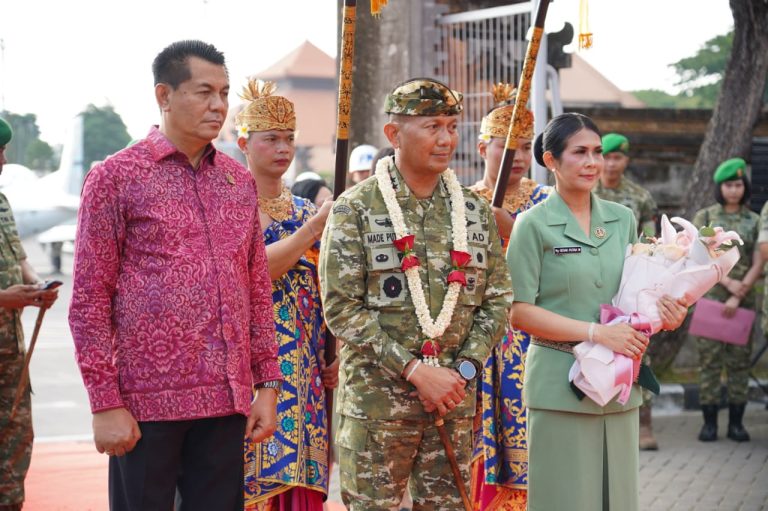 Kearifan Lokal Bali Warnai Penyambutan Pangdam lX/Udayana Dengan Tradisi Tepung Tawar
