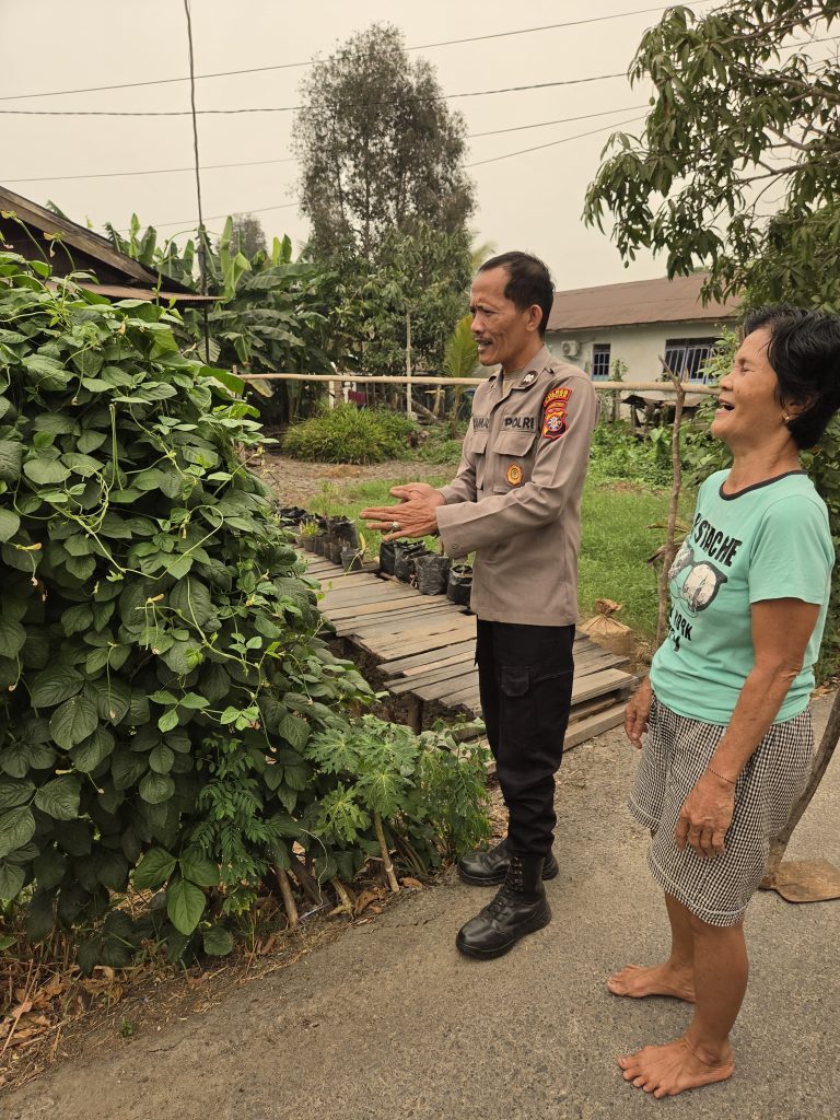 Giat Monitoring Dan Pendampingan Pemanfaatan Lahan Pekerangan Dalam Rangka Implementasi Asta Cita Presiden Republik Indonesia Dalam Bidang Ketahanan Pangan Oleh Polsek kapuas Hilir Polres Kapuas