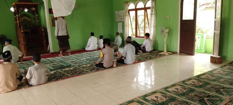 Polsek Kapuas Hilir Gelar Jumat Keliling Guna Pererat Silaturahim Dengan Masyarakaturahmi Denganurahim