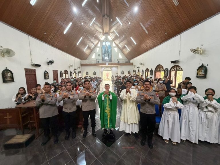 Polres Murung Raya Gelar Minggu Kasih, Sapa Jemaat Gereja Santo Klemens Puruk Cahu Ajak Jaga Kerukunan Antar Umat Beragama