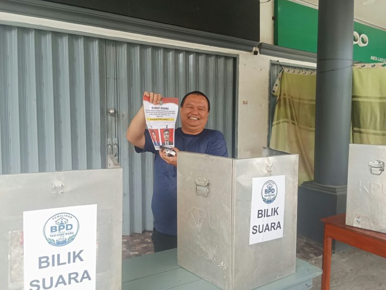 Martin Arikardi Anggota DPRD Kab. OKU Coblos Pemilihan Anggota BPD di Dusun 2.