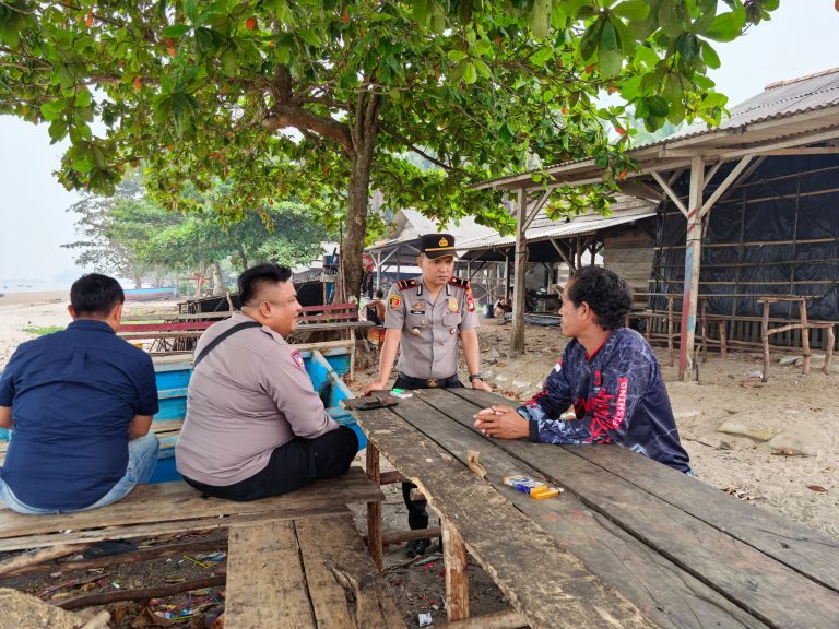 Polsek Simpang Teritip Sambangi Nelayan Air Nyatoh, Warga Apresiasi Kedekatan Polisi dengan Masyarakat