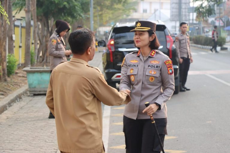 Polres Bangka Barat Hadirkan Pelayanan Humanis, Kapolres Turun Langsung Pantau Arus Lalu Lintas di Depan SMAN 1 Mentok