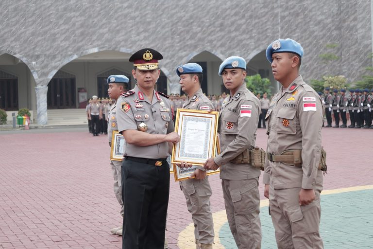 Kapolda Banten Berikan Penghargaan kepada Lima Personel atas Dedikasi dalam Misi Perdamaian PBB di Afrika Tengah