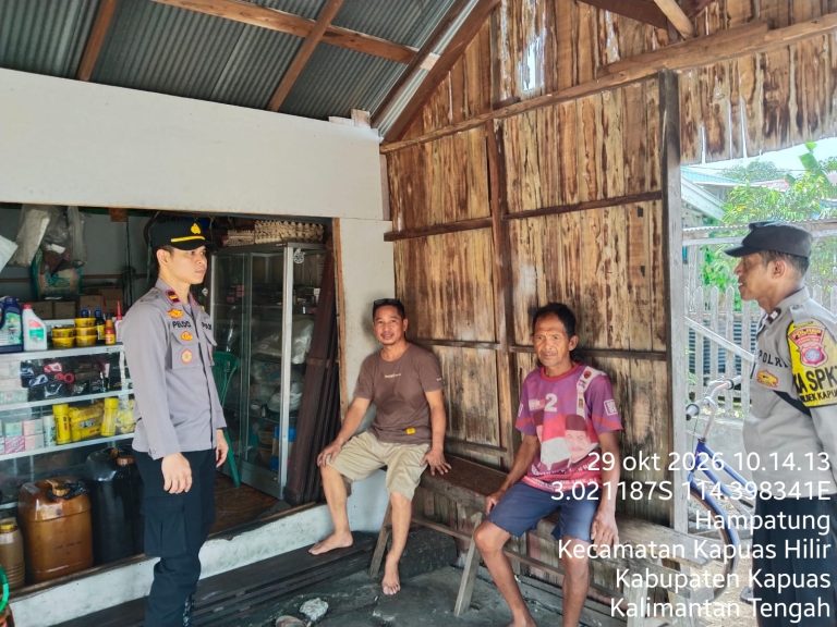 Patroli Siang Polsek Kapuas Hilir Sampaikan Pesan Kamtibmas Kepada Masyarakat