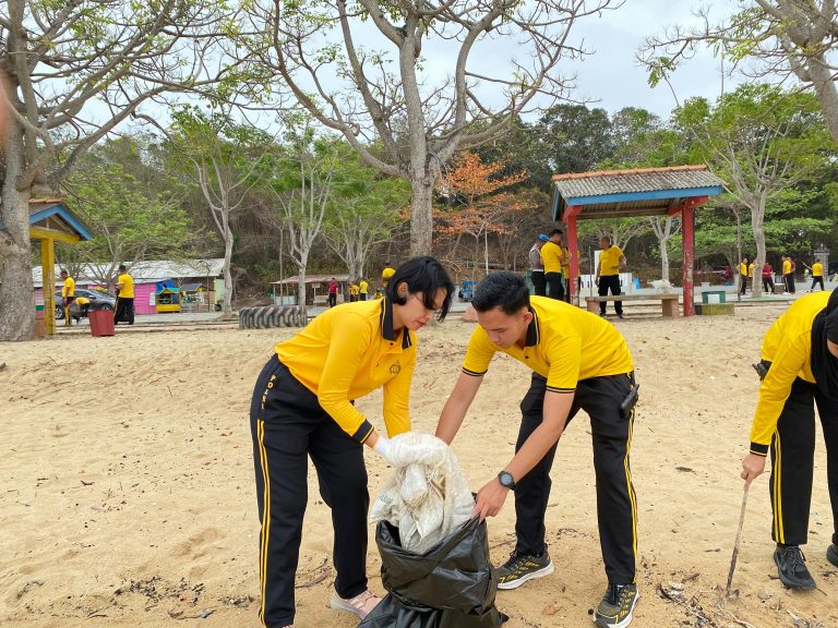 Aksi Green Policing Polres Bangka Barat di Pantai Batu Rakit Tuai Apresiasi Masyarakat