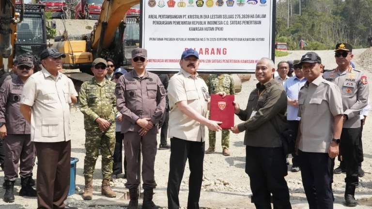 Panglima TNI Bersama Kapolri Pantau Penertiban Tambang Emas PT KEL di Papua Tengah