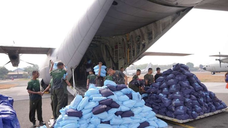 TNI Operasikan 20 Ton Garam dan 600 Kg Dry Ice Atasi Karhutla Palembang-Banjarmasin