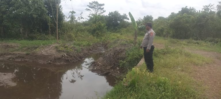 Pengecekan Sumber Air Dalam Penanggulangan Karhutla Oleh Personel Polsek Basarang
