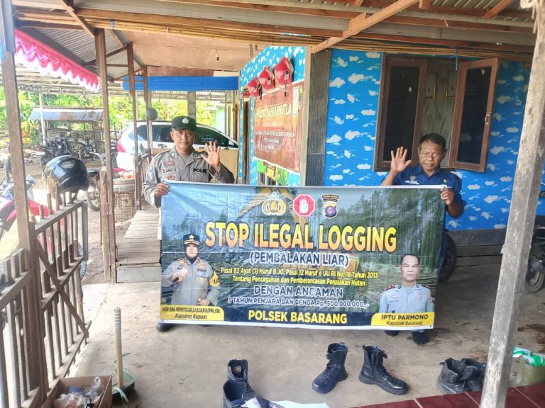 Menggunakan Spanduk Anggota Polsek Basarang Melaksanakan Sosialisasi Stop Ilegal Logging