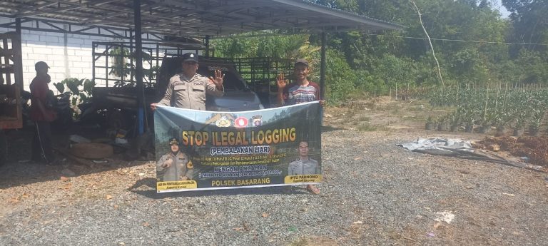 Menggunakan Spanduk Anggota Polsek Basarang Melaksanakan Sosialisasi Stop Ilegal Logging