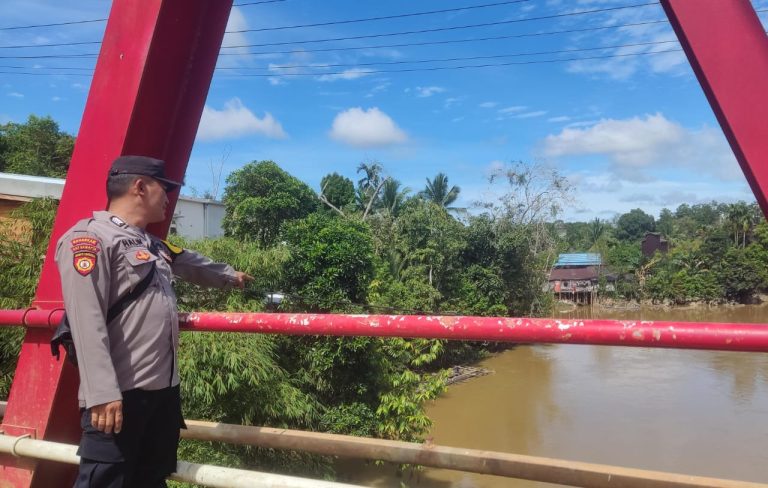 Hadirkan Rasa Tenang bagi Warga, Personel Polsek Manuhing Rutin Cek Debit Sungai