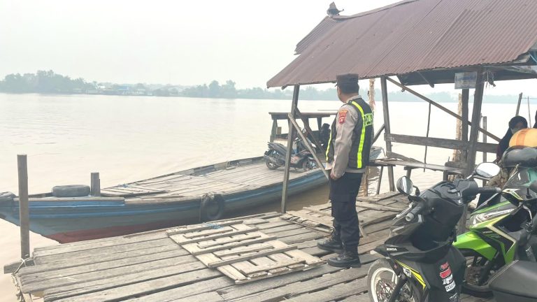 PASTIKAN KAMTIBMAS KONDUSIF, PERSONEL POLSEK PULAU PETAK LAKSANAKAN PATROLI DIALOGIS DERMAGA PELABUHAN PENYEBERANGAN DESA SEI TATAS HILIR
