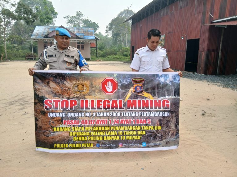 PERSONEL POLSEK PULAU PETAK LAKSANAKAN SOSIALISASI ILEGAL MINING KE MASYARAKAT GUNA PENCEGAHAN TAMBANG LIAR DI WILAYAH KECAMATAN PULAU PETAK