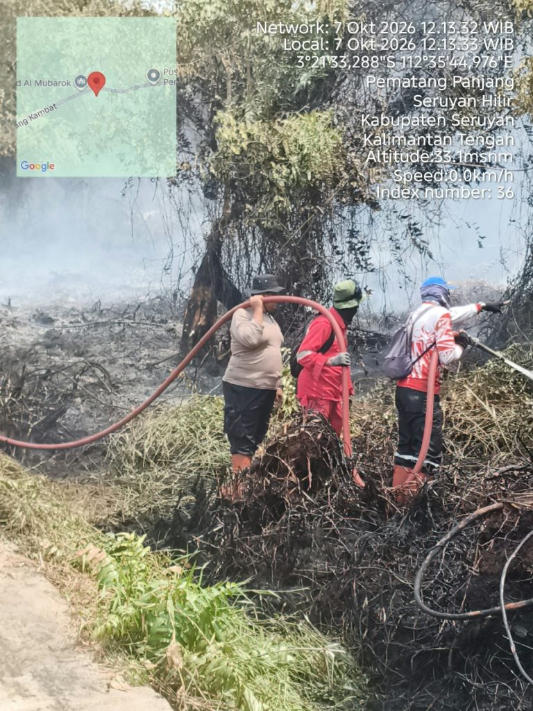 DEKAT FASILITAS UMUM, SATGAS KARHUTLA PADAMKAN API DI PEMATANG KAMBAT