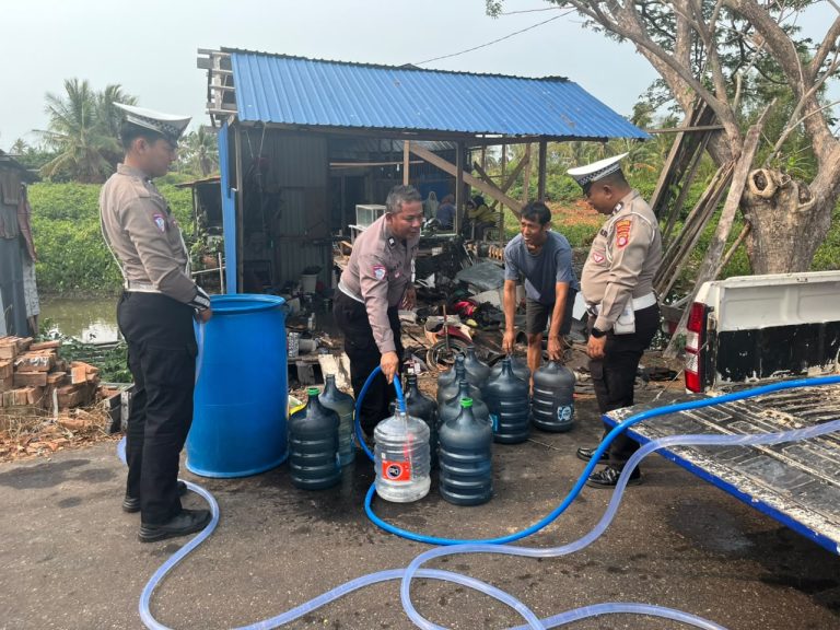 SAAT KEMARAU PANJANG, SATLANTAS POLRES SERUYAN SALURKAN AIR BERSIH UNTUK WARGA