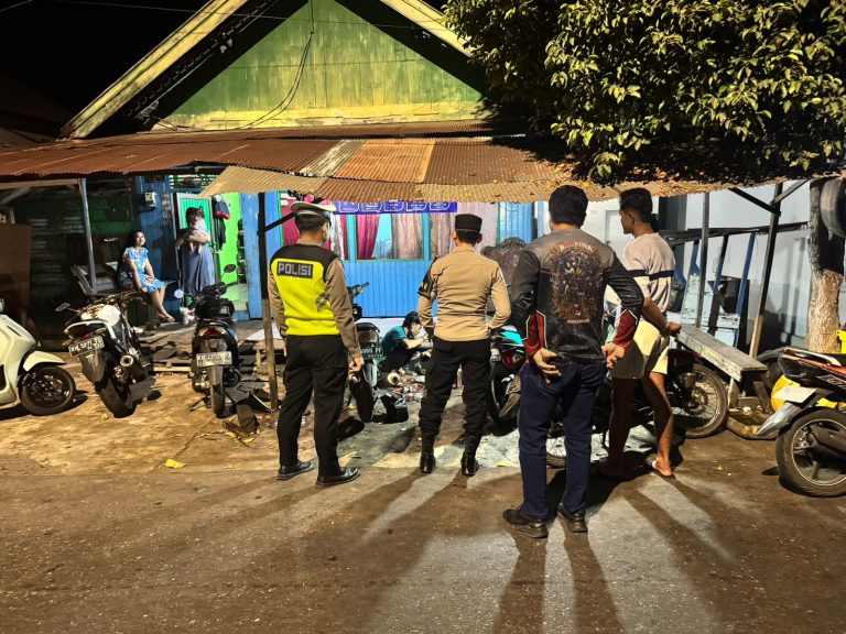 PATROLI MALAM, PAMAPTA II POLRES SERUYAN SAMBANGI POS KAMLING DAN WARGA