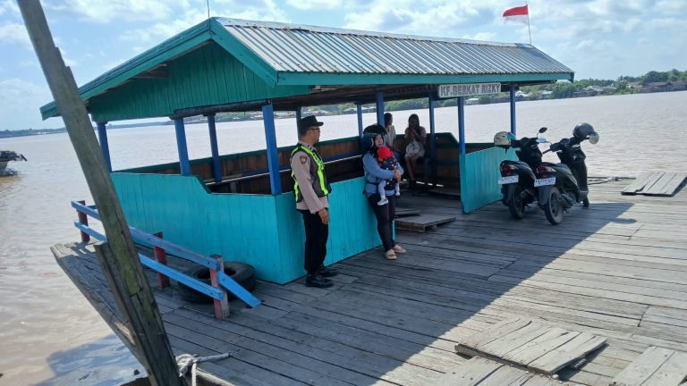 Polsek Kapuas Barat Perketat Pengamanan dan Patroli di Dermaga Feri Penyeberangan Desa Saka Mangkahai