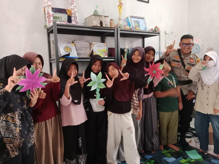 TAK HANYA JAGA KAMTIBMAS, BHABINKAMTIBMAS PEMATANG LIMAU JADI TEMAN BELAJAR ANAK
