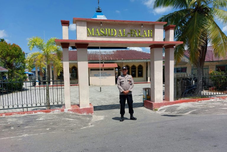 Berikan Rasa Aman bagi Jemaah, Polsek Kapuas Barat Laksanakan Pengamanan Salat Jumat di Masjid Al-Falah Mandomai