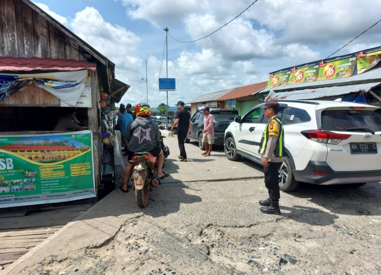 Pastikan Kelancaran Penyeberangan, Polsek Kapuas Barat Laksanakan Patroli dan Gatur Lalin di Feri Penyeberangan Desa Saka Mangkahai