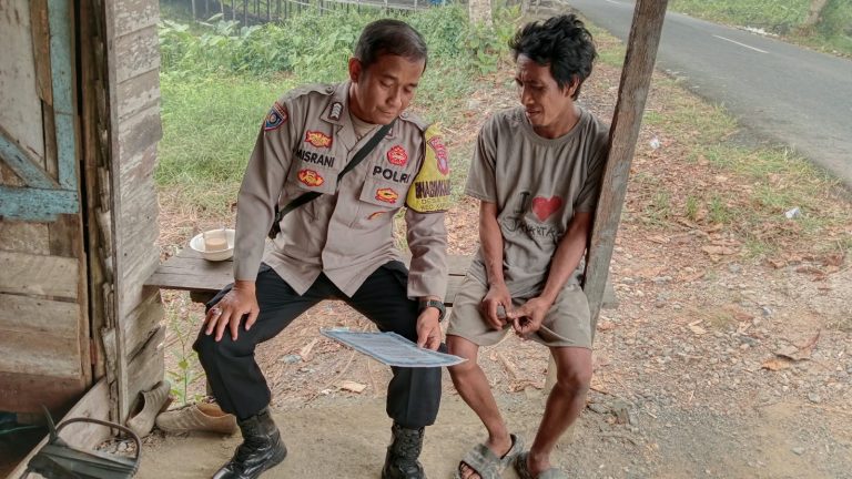Cegah Kebakaran Hutan dan Lahan, Bhabinkamtibmas Polsek Kapuas Barat Sosialisasi Maklumat Kapolda Kalteng di Desa Sei Kayu