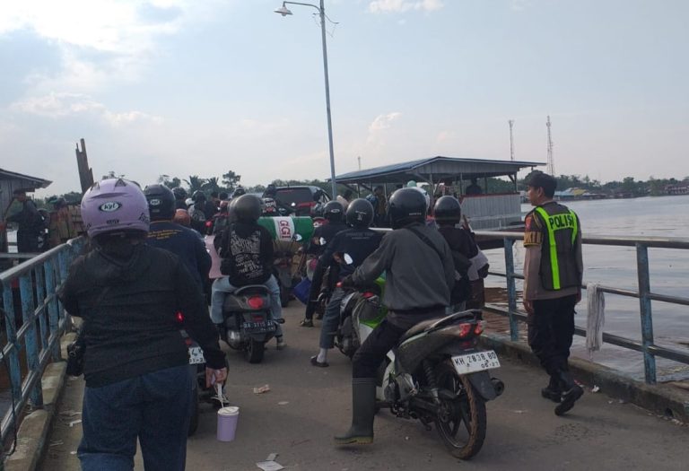 Jaga Kamtibmas di Jalur Air, Polsek Kapuas Barat Gelar Patroli di Feri Penyeberangan