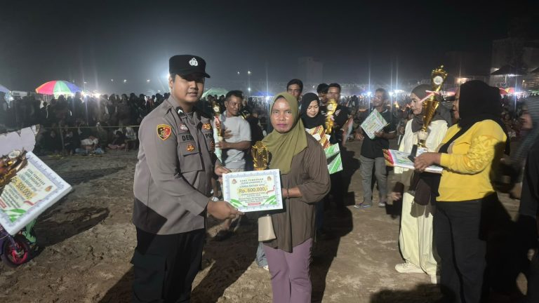 JAGA KEBERSAMAAN DAN KAMTIBMAS, POLSEK DANAU SEMBULUH HADIR DI PENUTUPAN ETNIK FESTIVAL