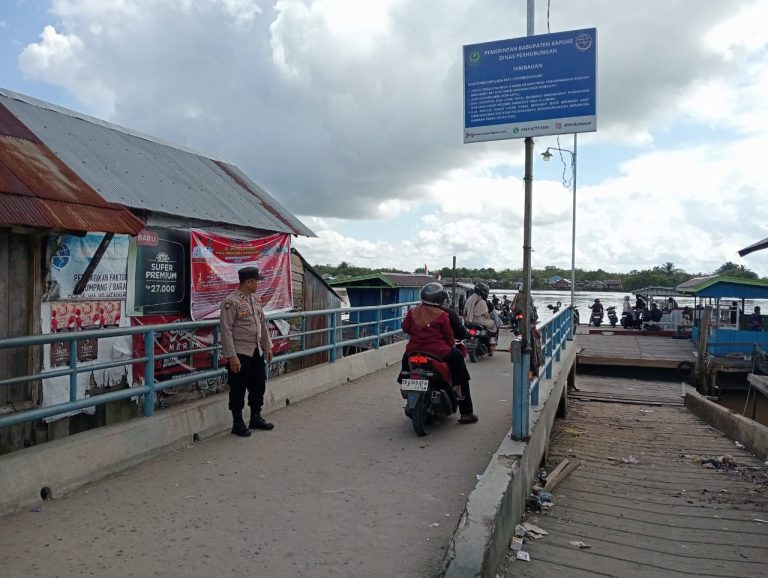 Dermaga Feri Saka Mangkahai Padat Saat Libur Akhir Pekan, Polsek Kapuas Barat Siagakan Patroli Intensif